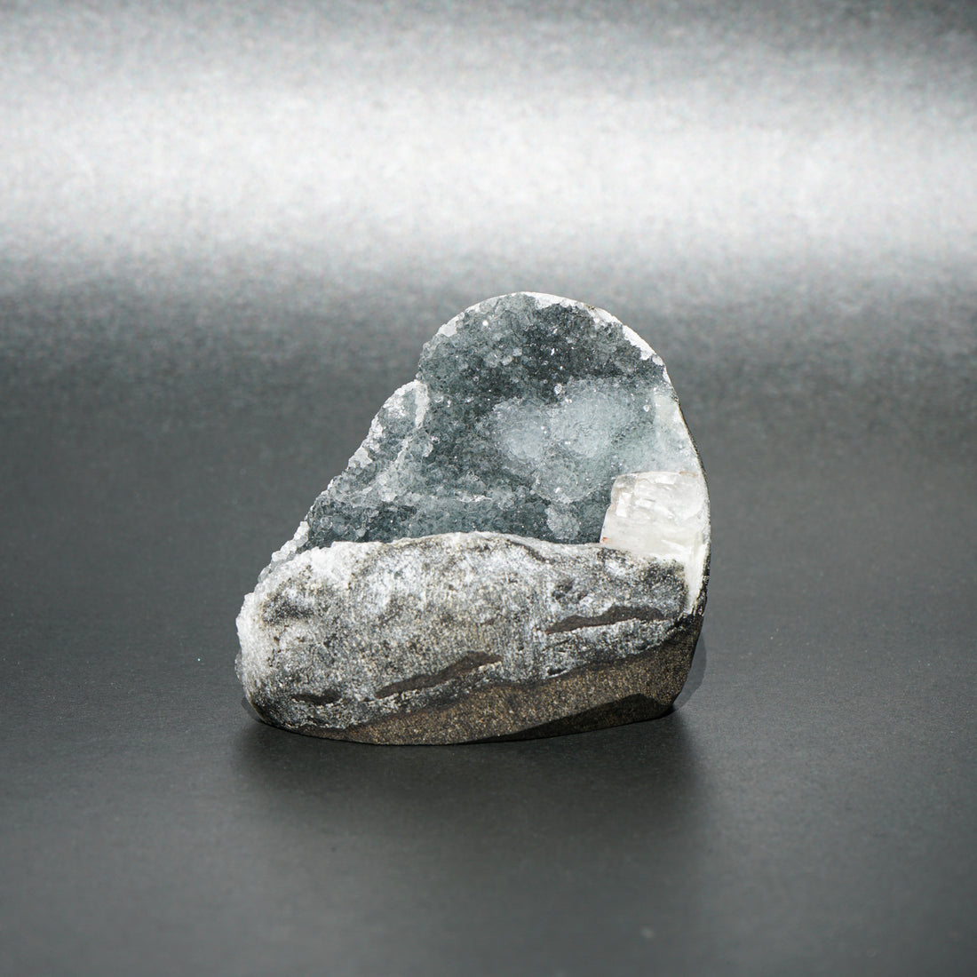 CHALCEDONY WITH APOPHYLLITE