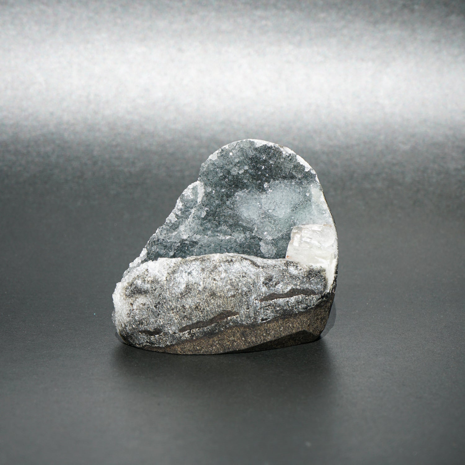 CHALCEDONY WITH APOPHYLLITE